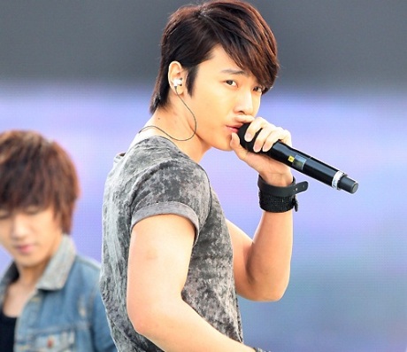  Which idol has the best eye ? Donghae201005312353421001_1