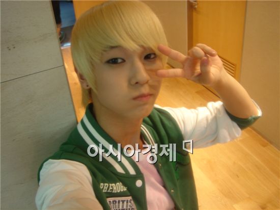 Teen Top's L.Joe who stands out with his blonde hair made us feel like he 